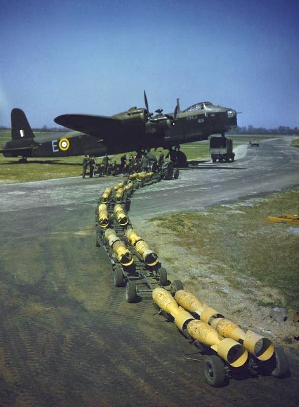 ss2-Short-Stirling-of-26-Conversion-Flight-CF-Squadron-c.1941-operating-out-of-RAF-Waterbeach.jpg